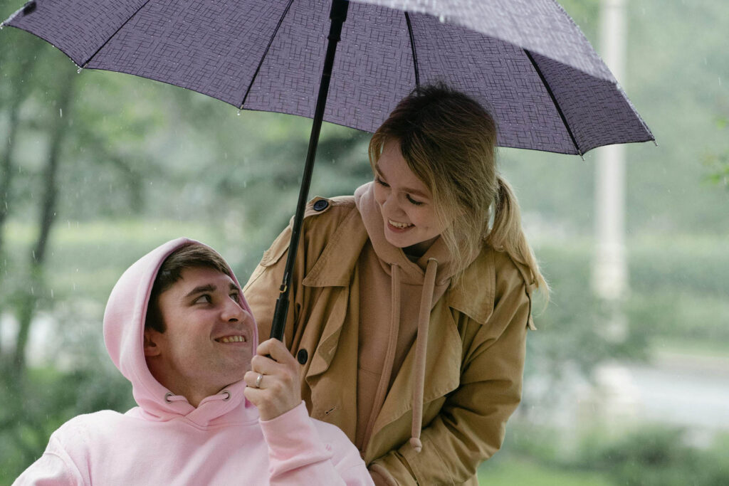 Donna e uomo sotto lo stesso ombrello, gruppo di mutuo auto aiuto